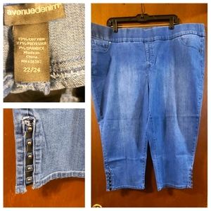 Avenue denim studded design capri 22/24 EUC